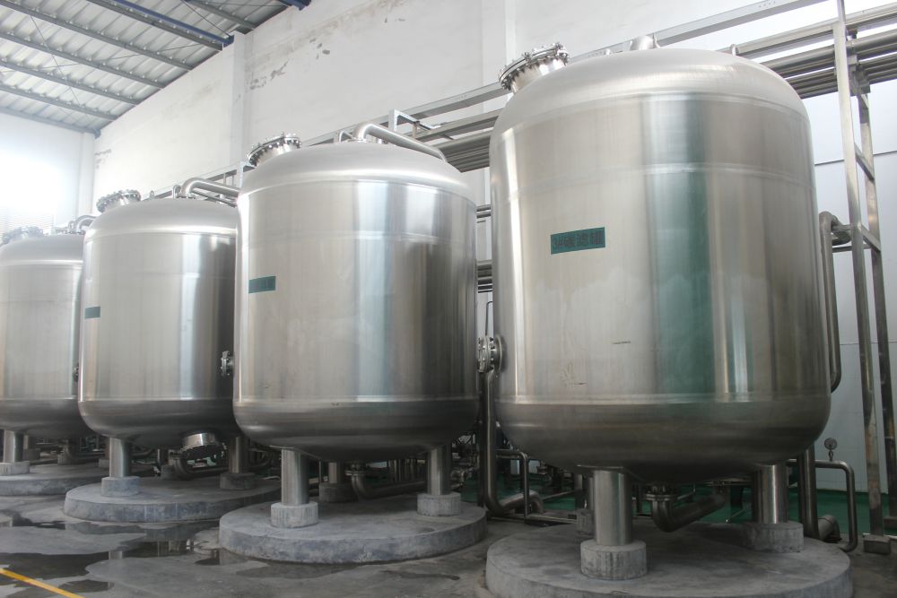 廣(guang)州某(mou)某(mou)啤(pi)酒100噸過(guo)濾輭(ruan)化水(shui)工(gong)程(cheng)