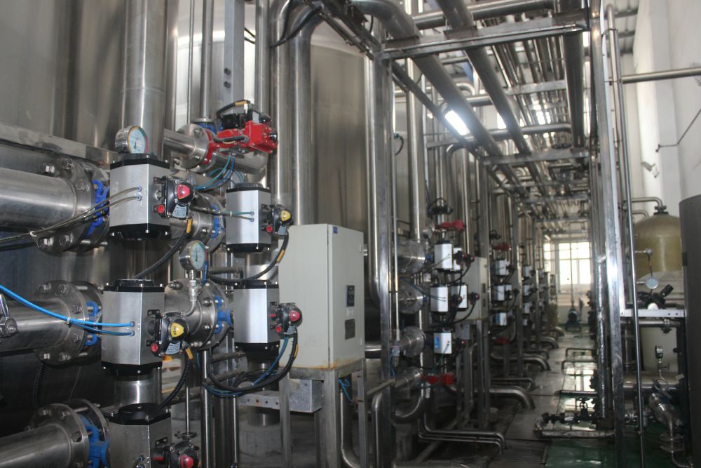 廣州某(mou)某啤(pi)酒100噸(dun)過濾(lv)輭化(hua)水工程